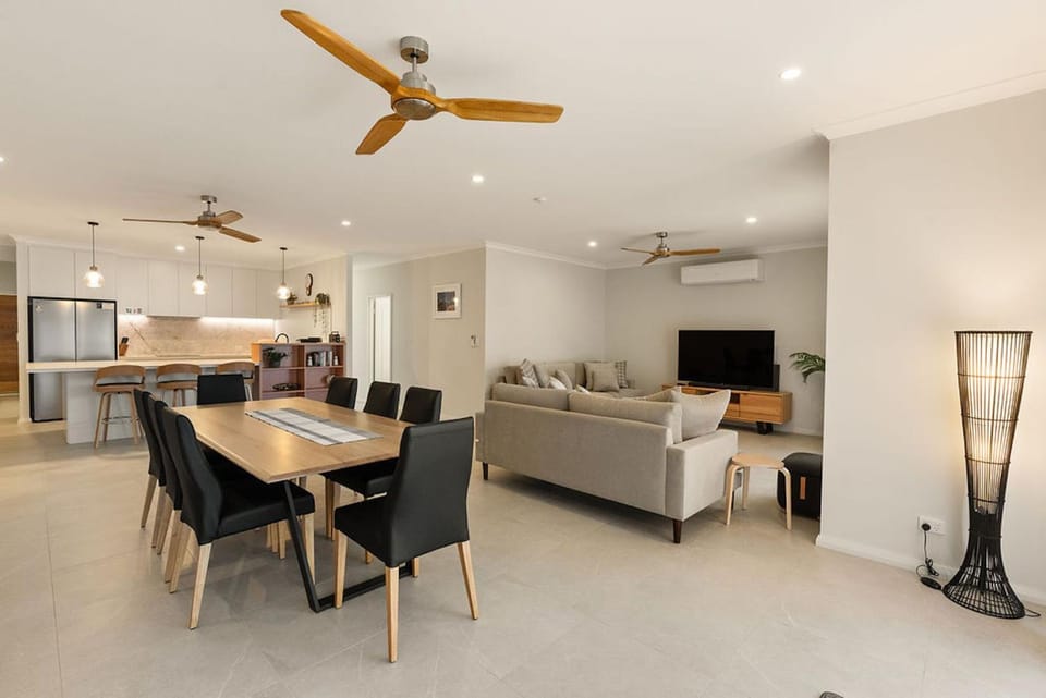 Kitchen or kitchenette, Living room, Dining area