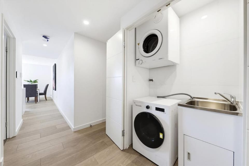 Brand new holiday apartment next to Mascot Station Apartment in Mascot