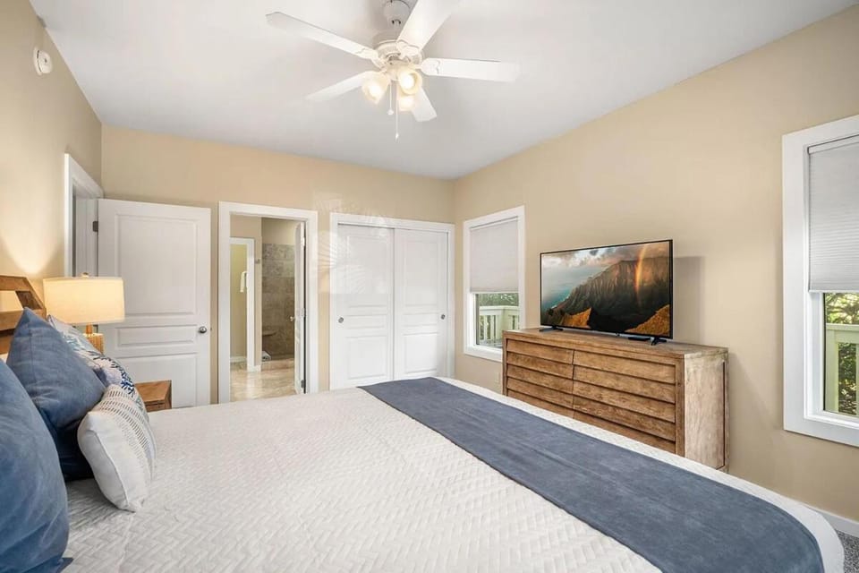 Bed, Bathroom, TV and multimedia, Bedroom