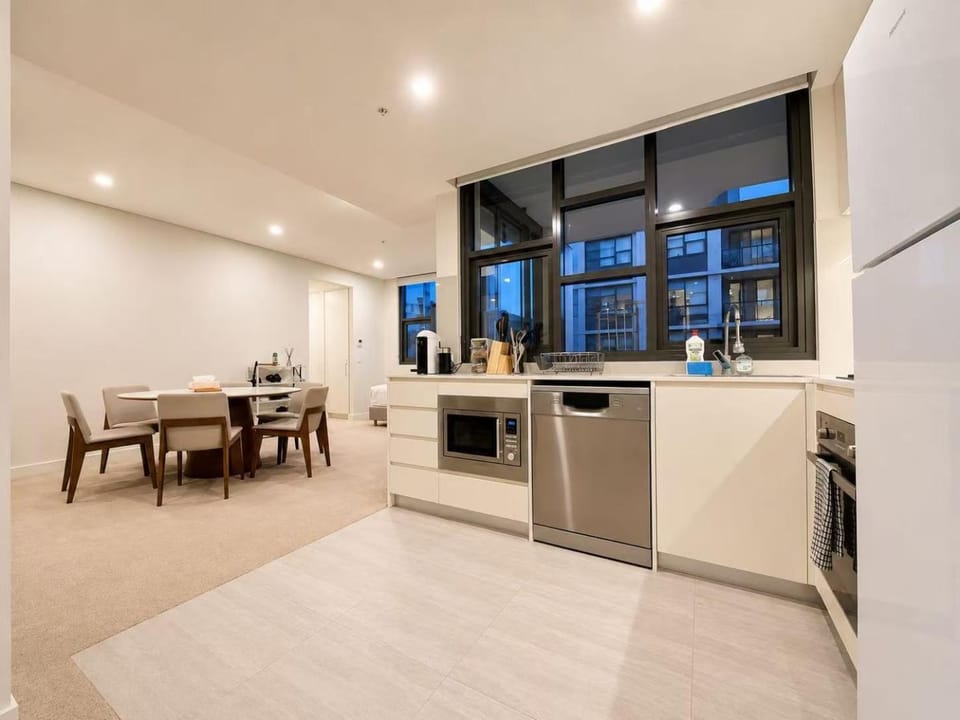 Huge modern apartment next to Sydney beach and airport - 2 parking spaces Apartment in Sydney