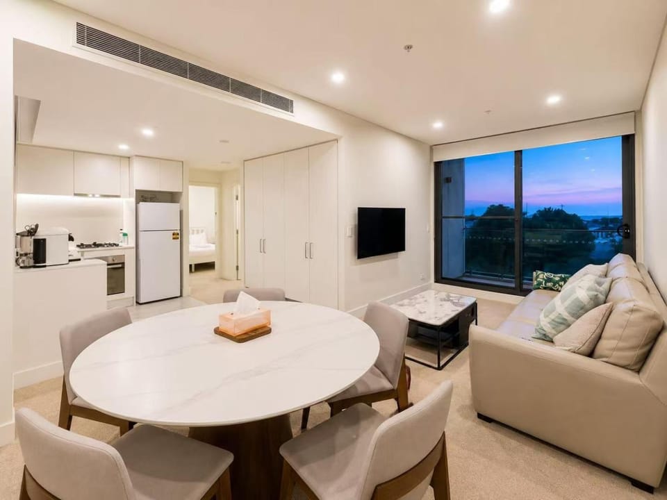 Huge modern apartment next to Sydney beach and airport - 2 parking spaces Apartment in Sydney