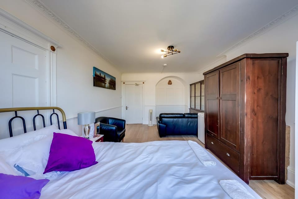 Cosy Private Ensuite Room in Chatham Apartment in Rochester