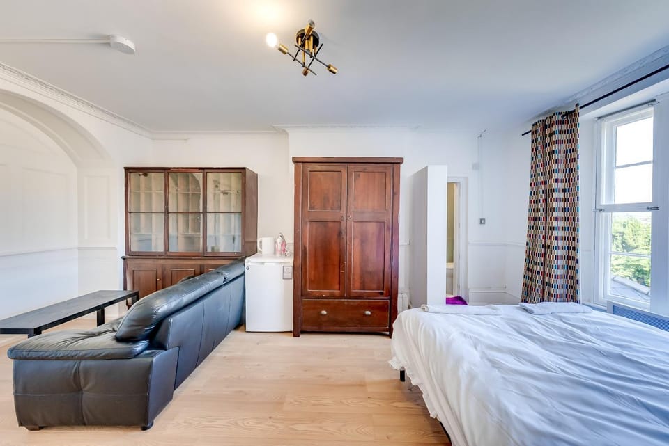 Cosy Private Ensuite Room in Chatham Apartment in Rochester