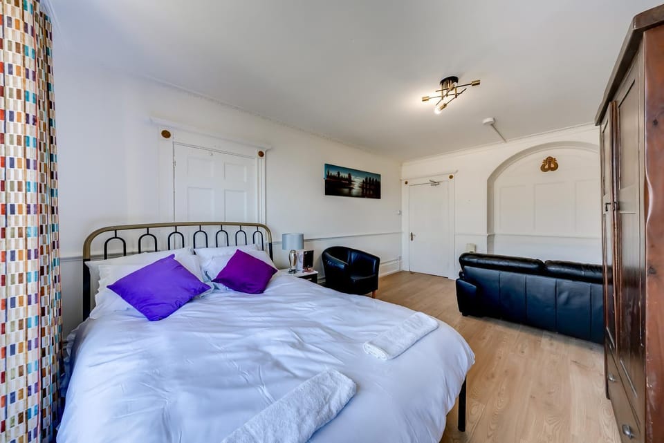 Cosy Private Ensuite Room in Chatham Apartment in Rochester