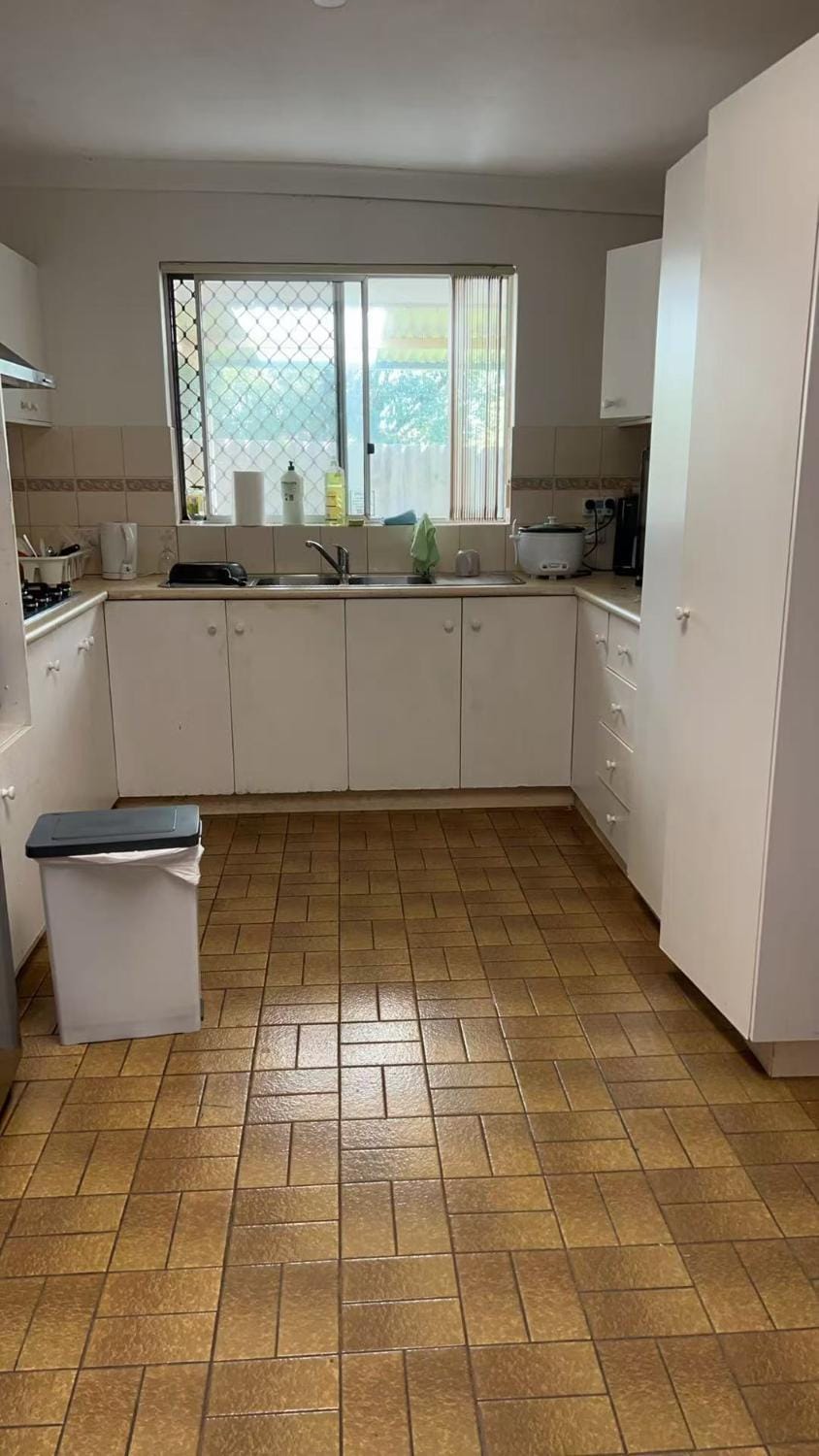 R4 Bright Spacious Room near Perth Airport with AC Bed and Breakfast in Perth