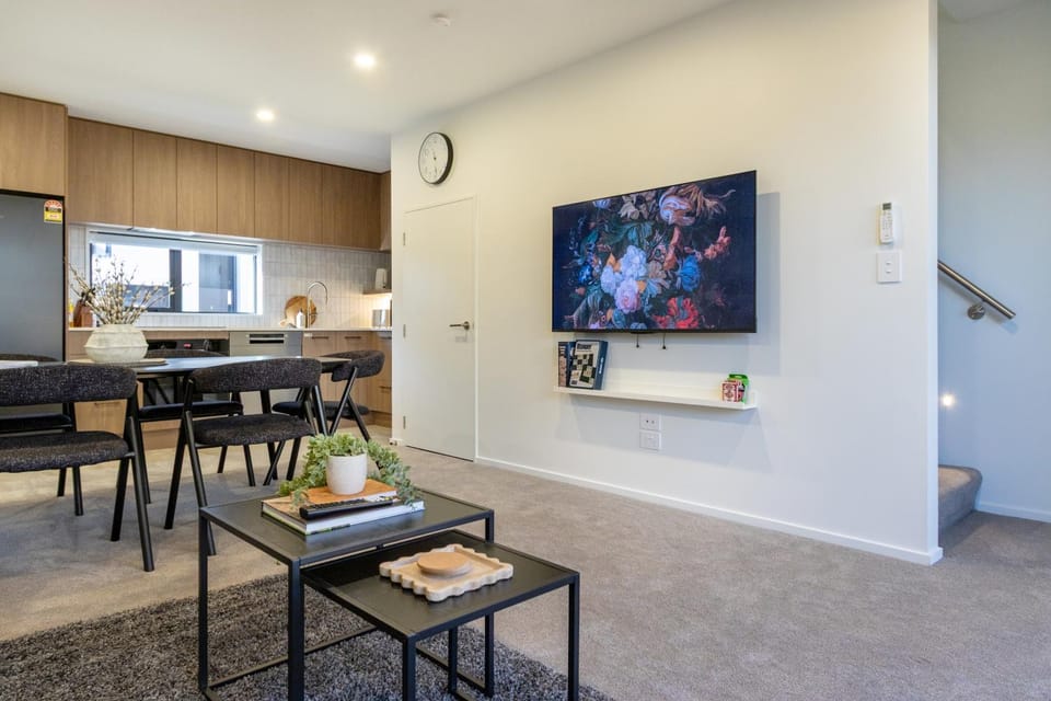 TV and multimedia, Kitchen or kitchenette, Living room, Seating area, Dining area