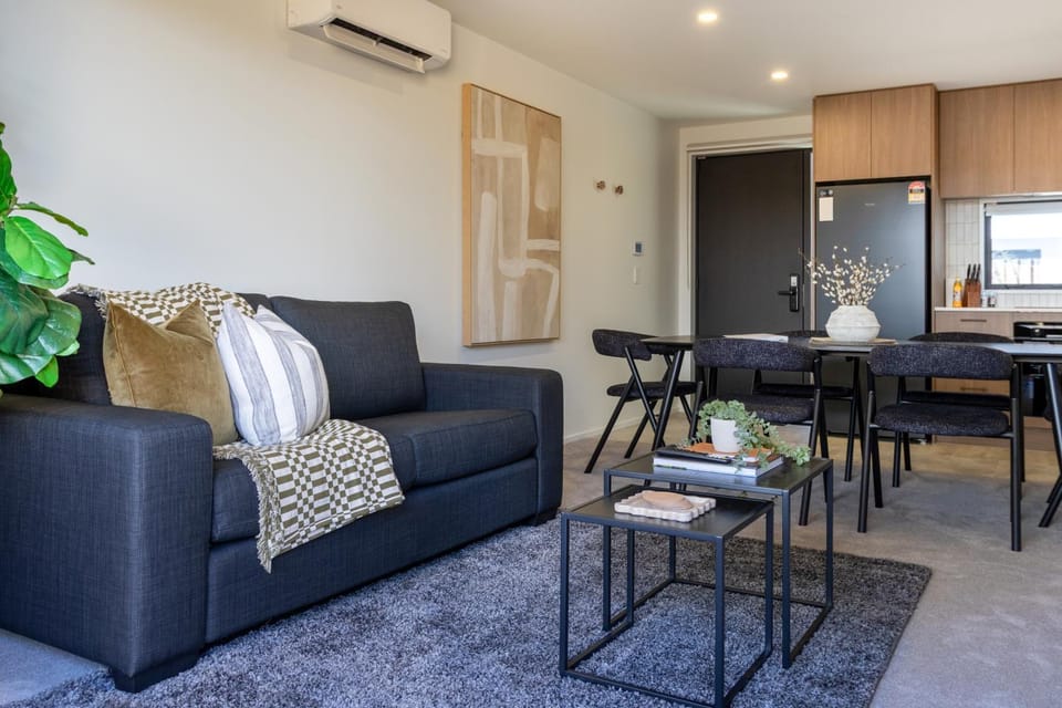 Kitchen or kitchenette, Living room, Seating area, Dining area, air conditioner