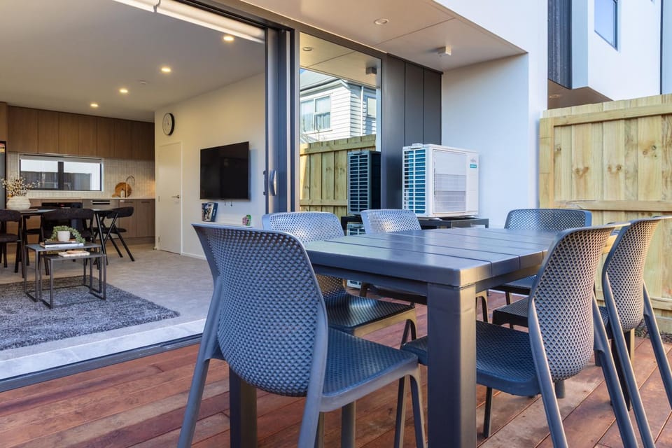 Patio, TV and multimedia, Seating area, Dining area