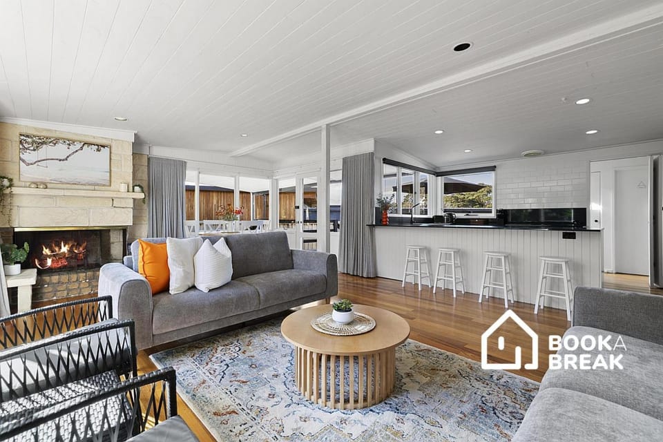 Tideways Beach Shack - 700m to Beach Bed and Breakfast in Melbourne Road
