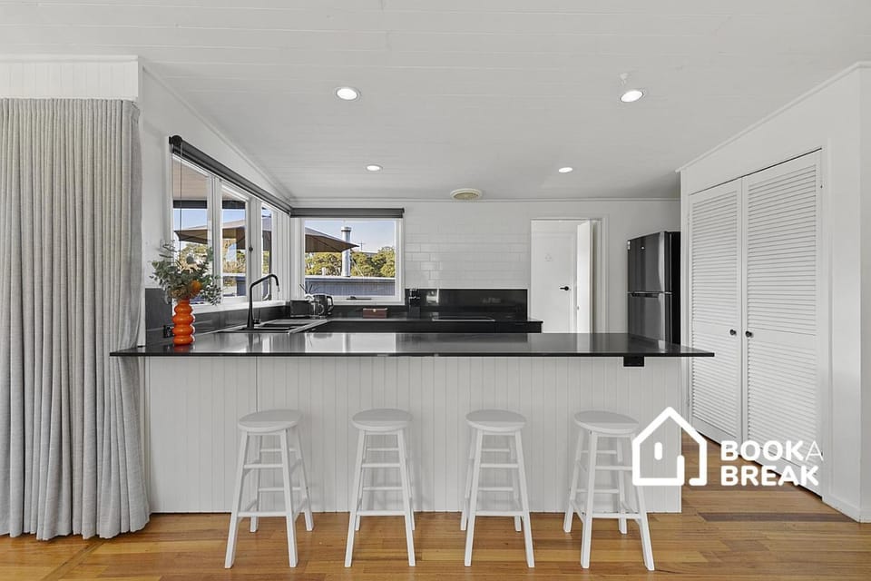 Tideways Beach Shack - 700m to Beach Bed and Breakfast in Melbourne Road