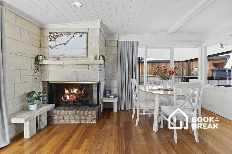 Tideways Beach Shack - 700m to Beach Bed and Breakfast in Melbourne Road