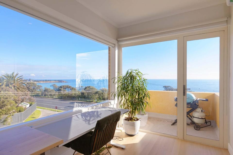 De La Mer Mornington Steps to the Bay Apartment in Mornington