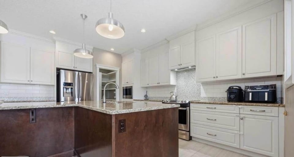 Luxury 4-Bedroom Executive Home House in St. Albert