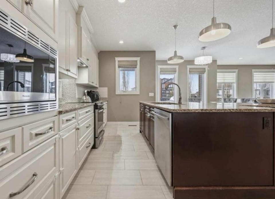 Luxury 4-Bedroom Executive Home House in St. Albert
