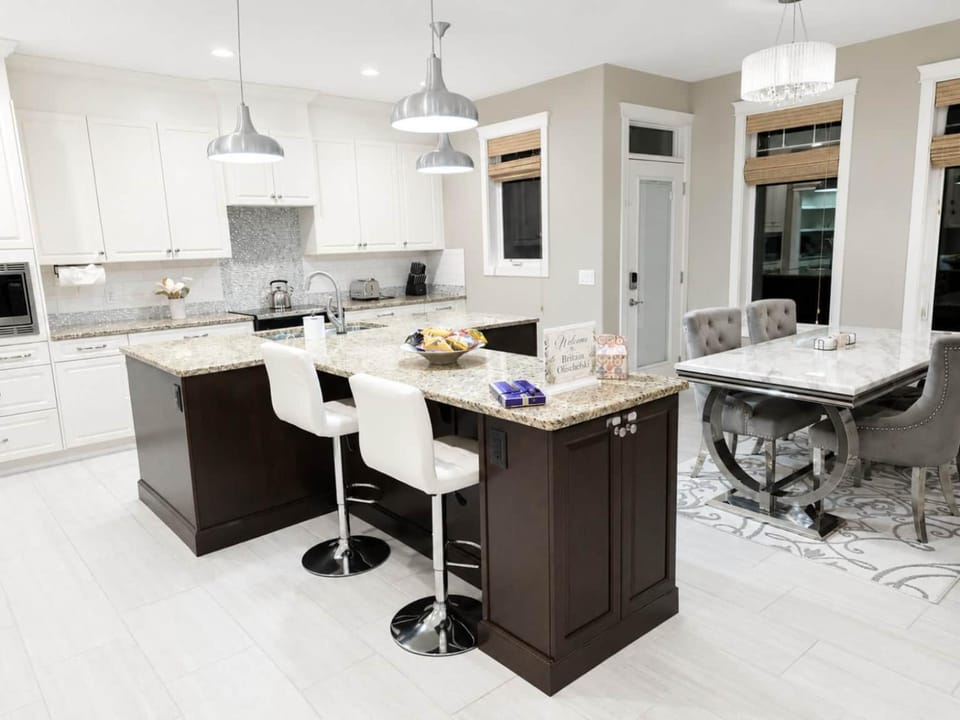 Luxury 4-Bedroom Executive Home House in St. Albert