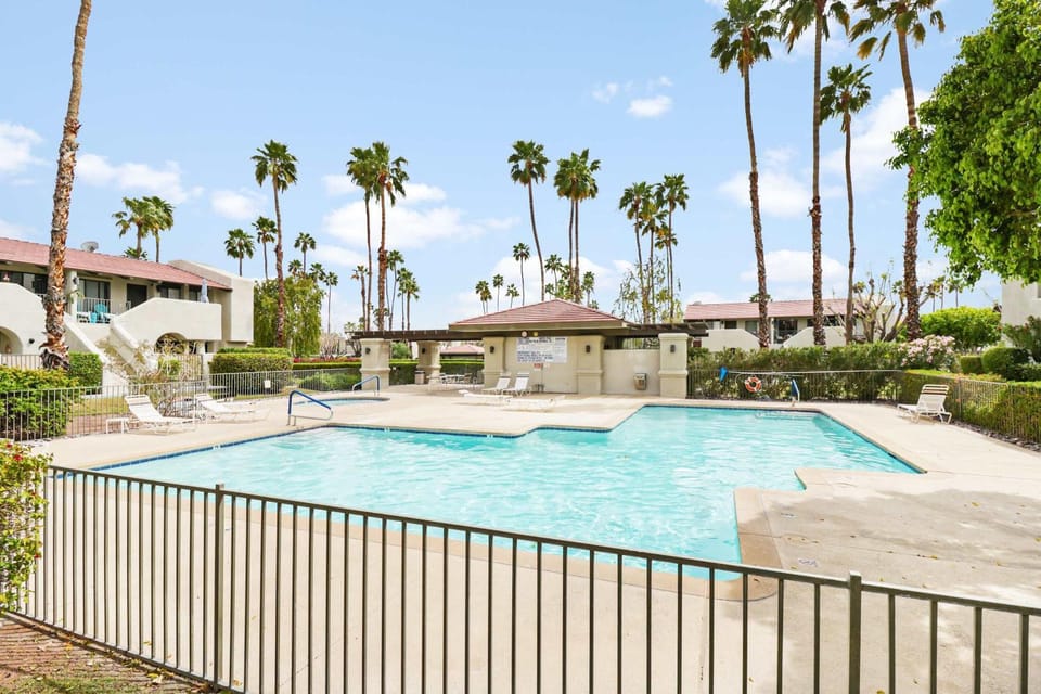 Stylish Ground-Floor Condo House in Palm Springs