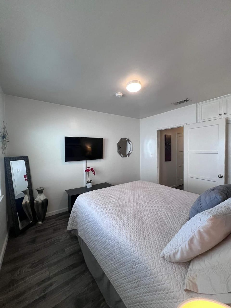 Sherman Oaks Apt Free Parking Near Universal Studios Apartment in Sherman Oaks