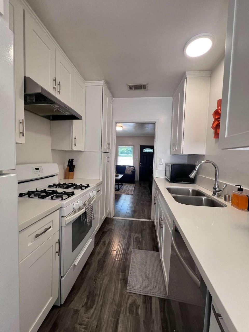 Sherman Oaks Apt Free Parking Near Universal Studios Apartment in Sherman Oaks
