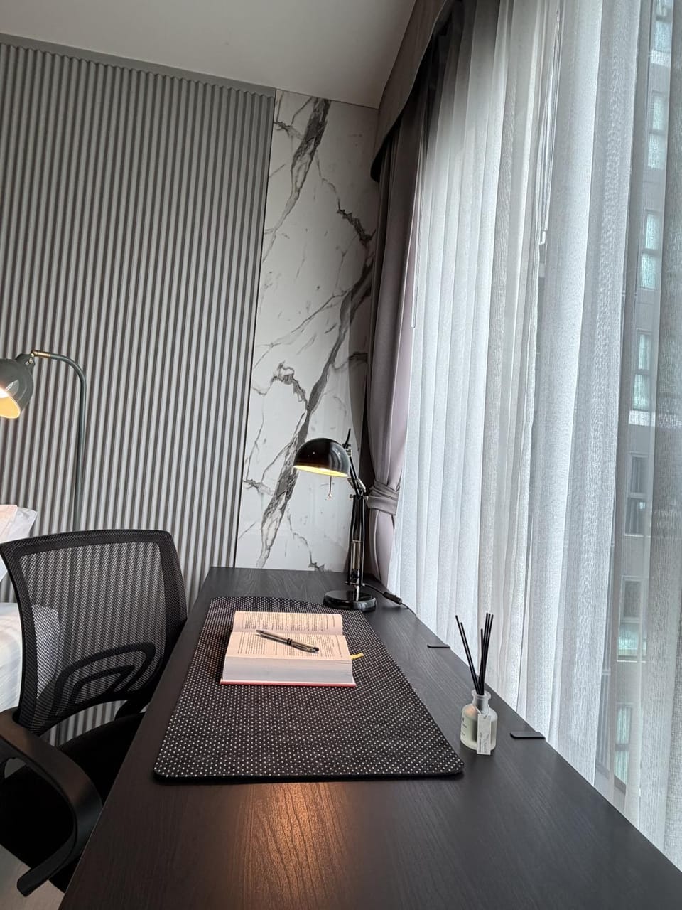 Walk to BTS Pool View QueenBed Retreat Apartment in Bangkok