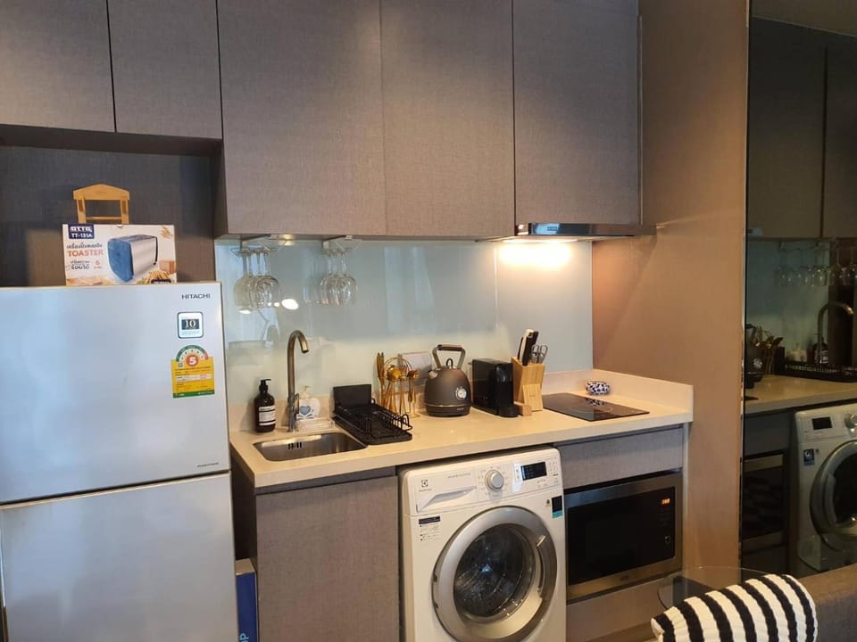 Walk to BTS Pool View QueenBed Retreat Apartment in Bangkok
