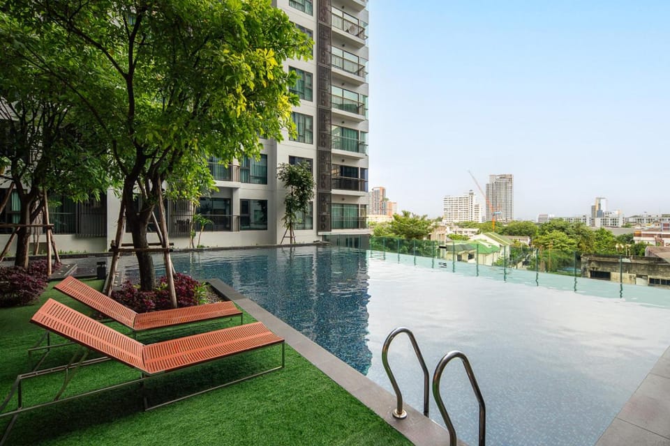5min to BTS-7eleven- Pool Kitchen Gym Sunset view Apartment in Bangkok