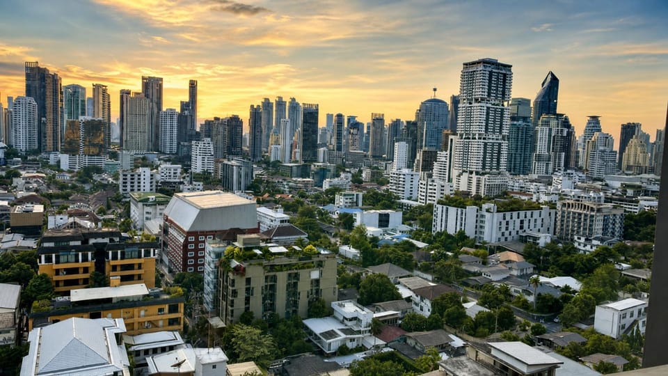 5min to BTS-7eleven- Pool Kitchen Gym Sunset view Apartment in Bangkok