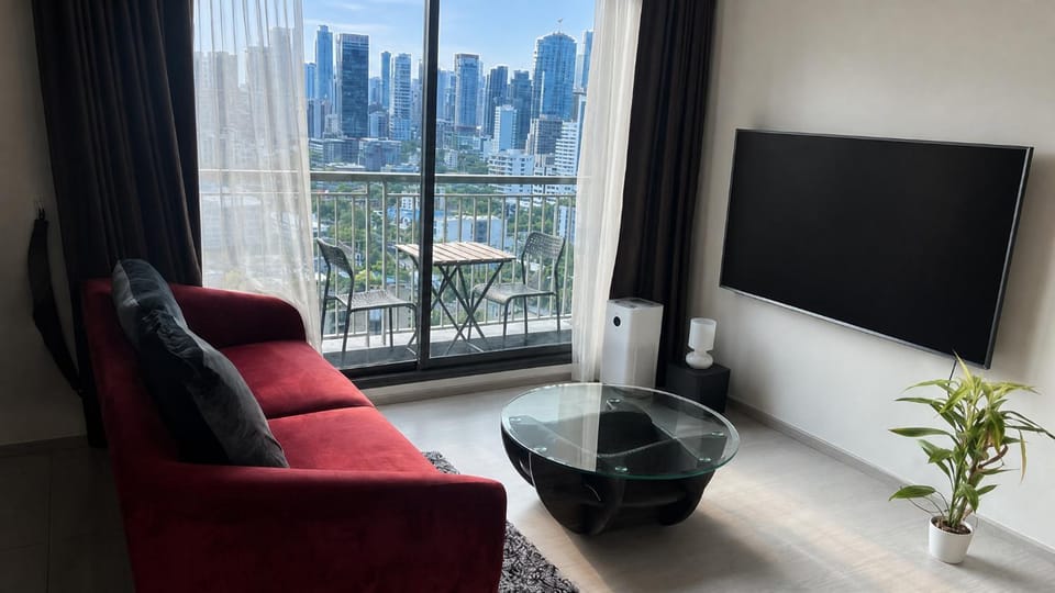 5min to BTS-7eleven- Pool Kitchen Gym Sunset view Apartment in Bangkok