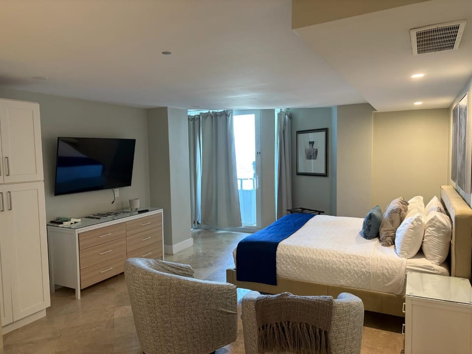 Bed, TV and multimedia, Seating area