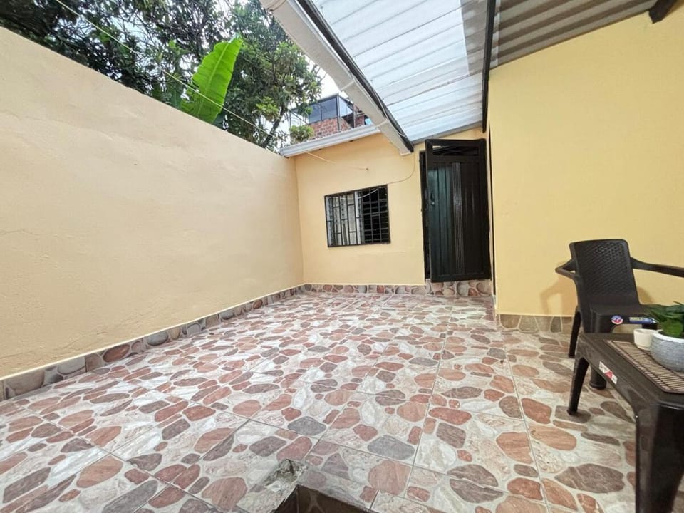Tu sala exterior en el corazón de Bello Apartment in Bello