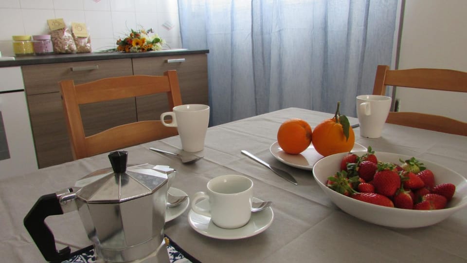 Kitchen or kitchenette, Decorative detail, Dining area