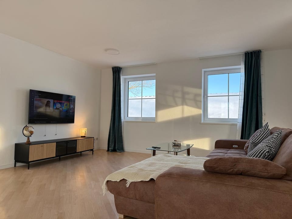 TV and multimedia, Living room, Seating area, Evening entertainment