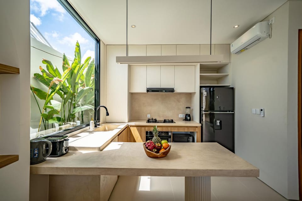 Coffee/tea facilities, Kitchen or kitchenette, Dining area, stove