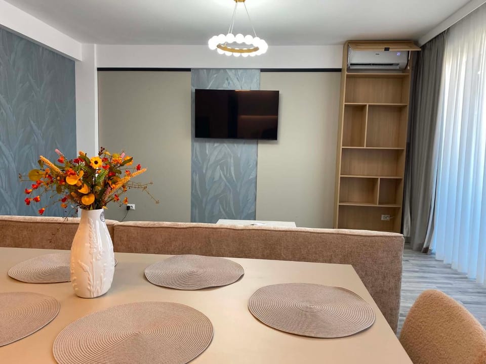 Communal lounge/ TV room, TV and multimedia, Living room, Seating area, Evening entertainment, air conditioner