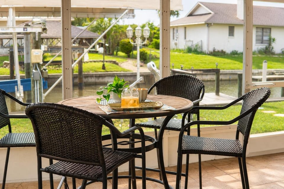 Screened Lanai • Private Dock • Fire Pit • Grill House in Charlotte Park