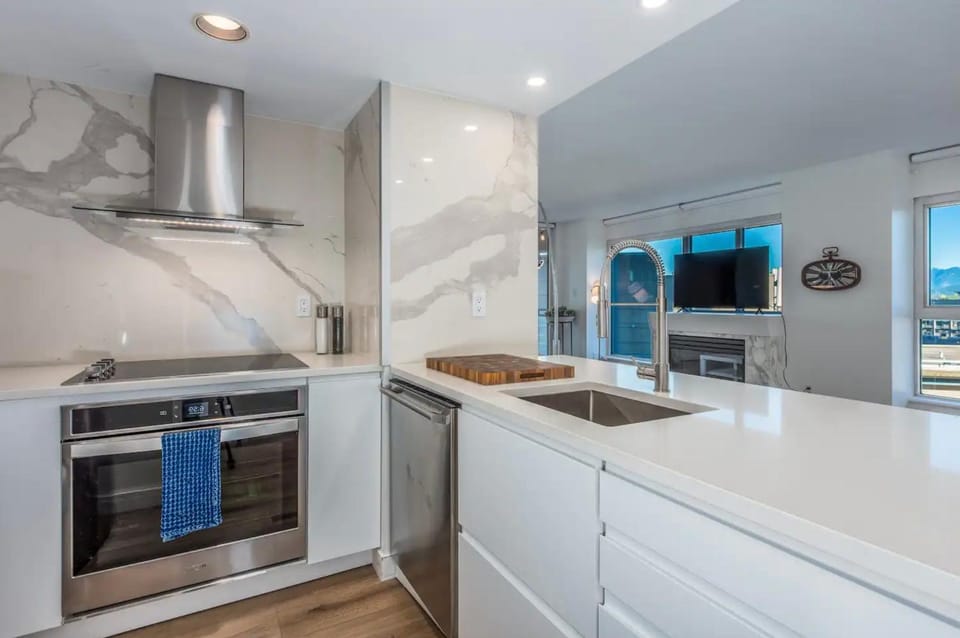Luxury Designer 3BR Apartment In The Heart Of Downtown! Apartment in Vancouver