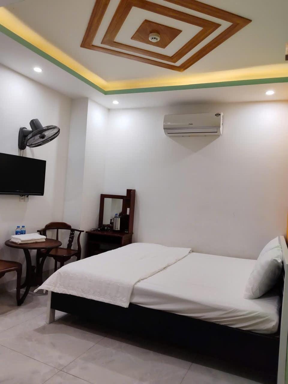 Bed, TV and multimedia, Photo of the whole room, Seating area, Bedroom, air conditioner