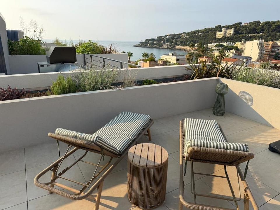 Penthouse des Orchidées-Sea View Top floor Living Apartment in Roquebrune-Cap-Martin