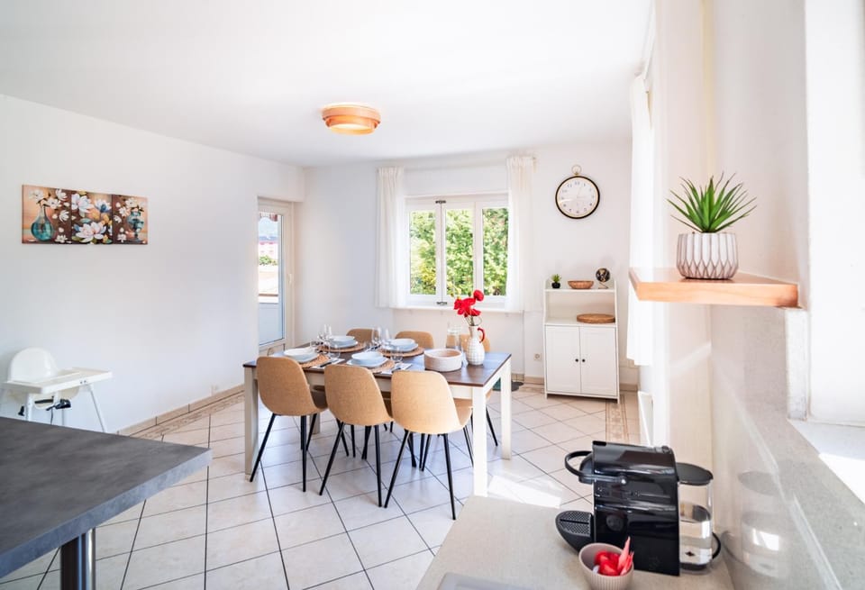 Coffee/tea facilities, Living room, Seating area, Dining area