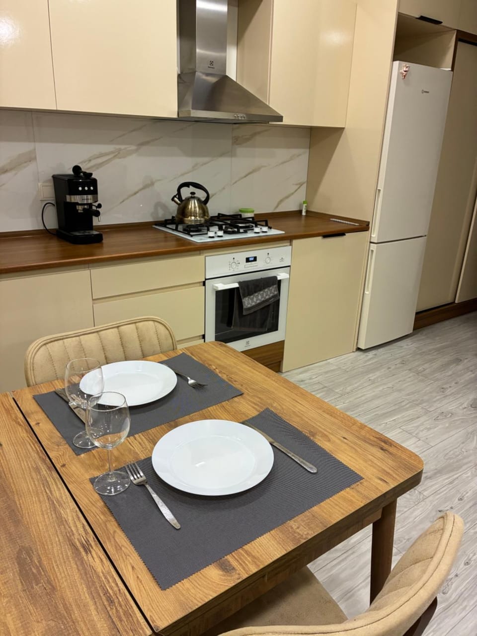 Kitchen or kitchenette, Dining area