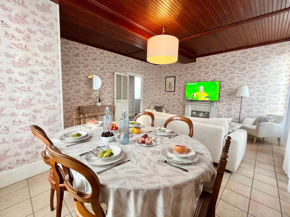 TV and multimedia, Living room, Dining area