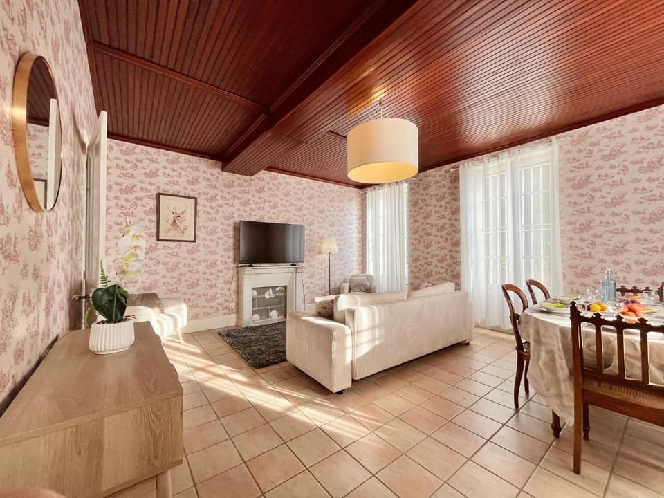 TV and multimedia, Living room, Dining area