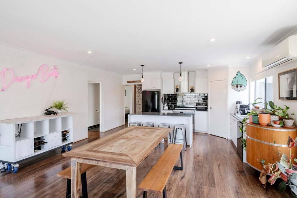 For one night booking please contact us House in Torquay