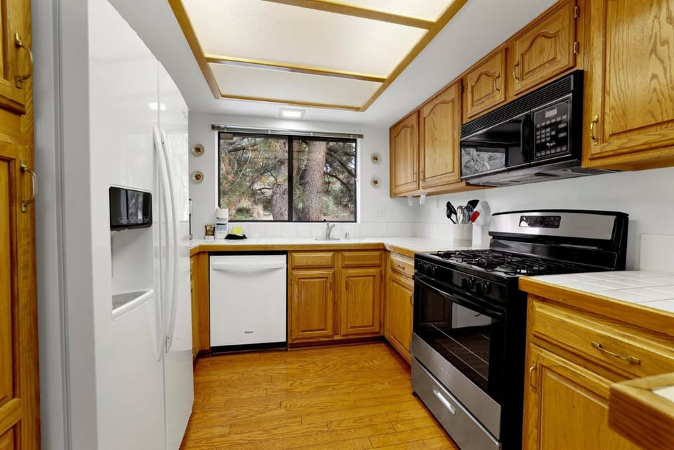 2BR/2.5BA Bear Meadows Condo on Golf Course Apartment in Big Bear