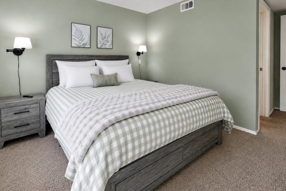 2BR/2.5BA Bear Meadows Condo on Golf Course Apartment in Big Bear