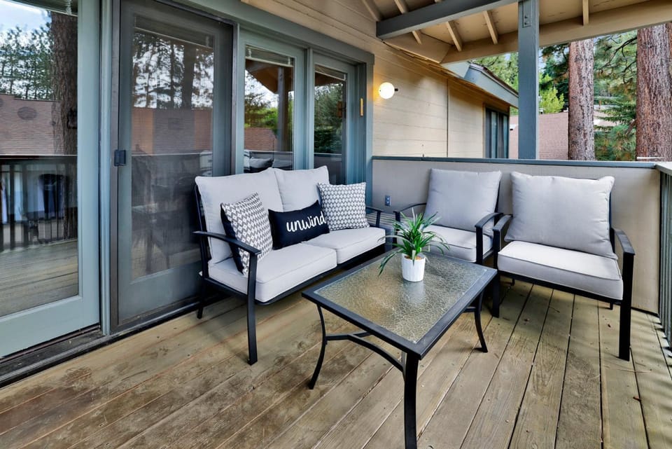 2BR/2.5BA Bear Meadows Condo on Golf Course Apartment in Big Bear