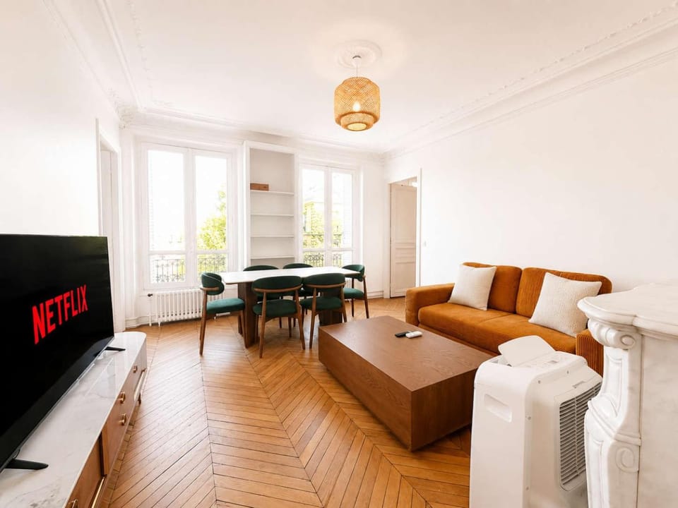 Paris 10 Spacious 2 Bedroom Apartment with Netflix Apartment in Paris