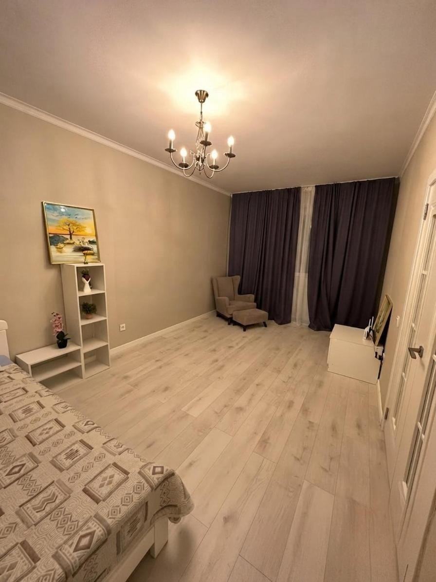 Photo of the whole room, Seating area
