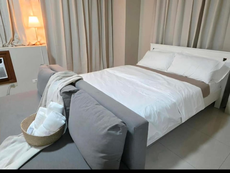 Bed, towels