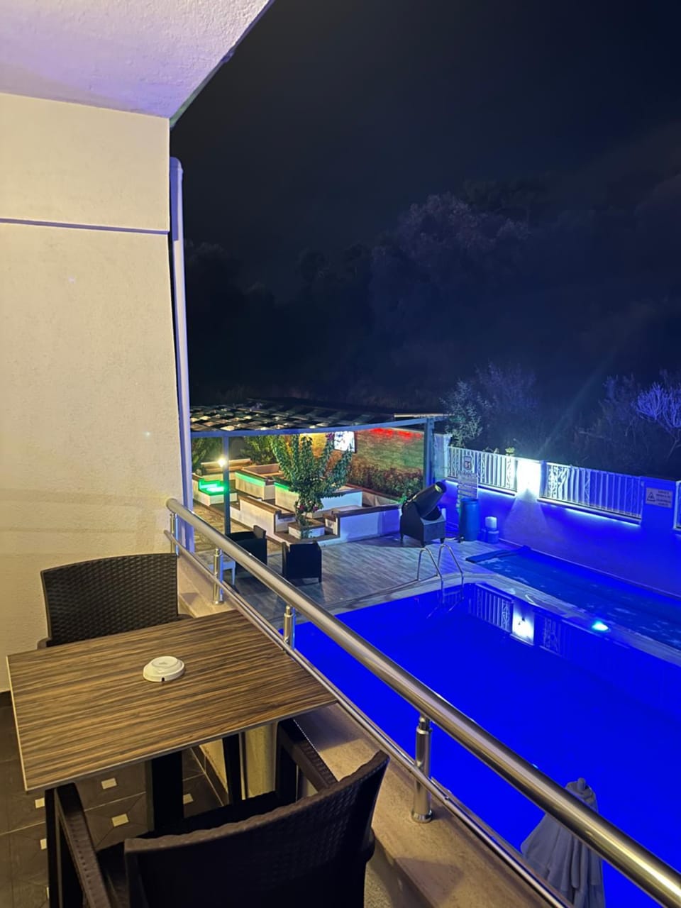 Pool view, Pool view
