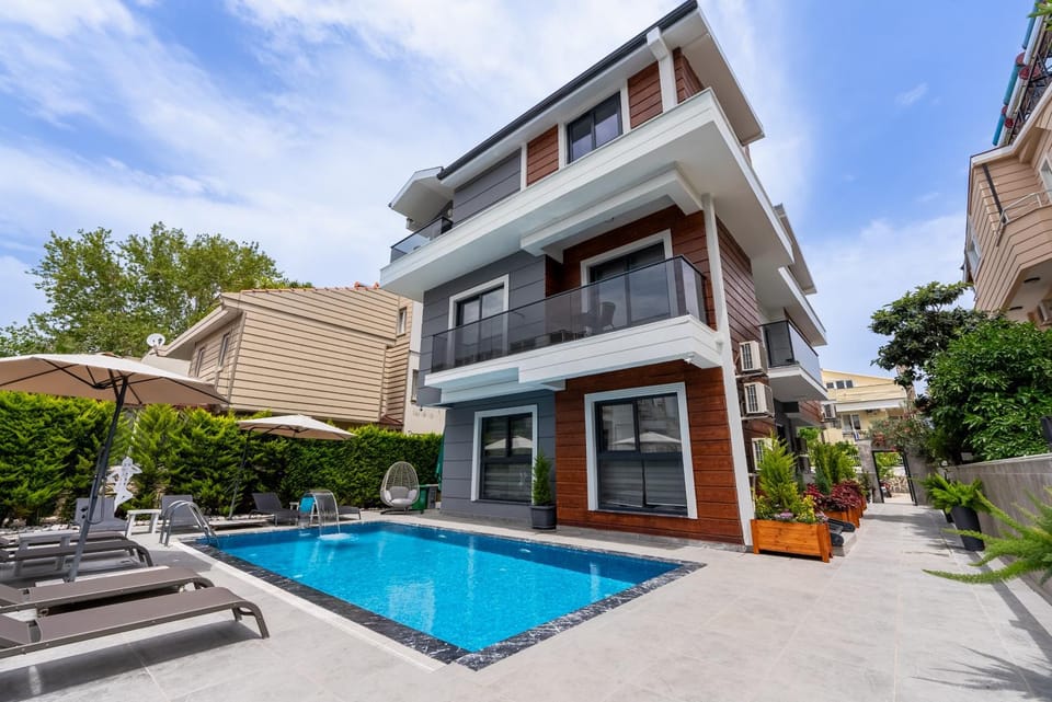 Property building, Day, Swimming pool